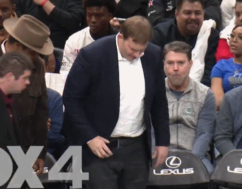 你还挺有数~?独行侠老板入场伴随嘘声！发问：是嘘我吗？