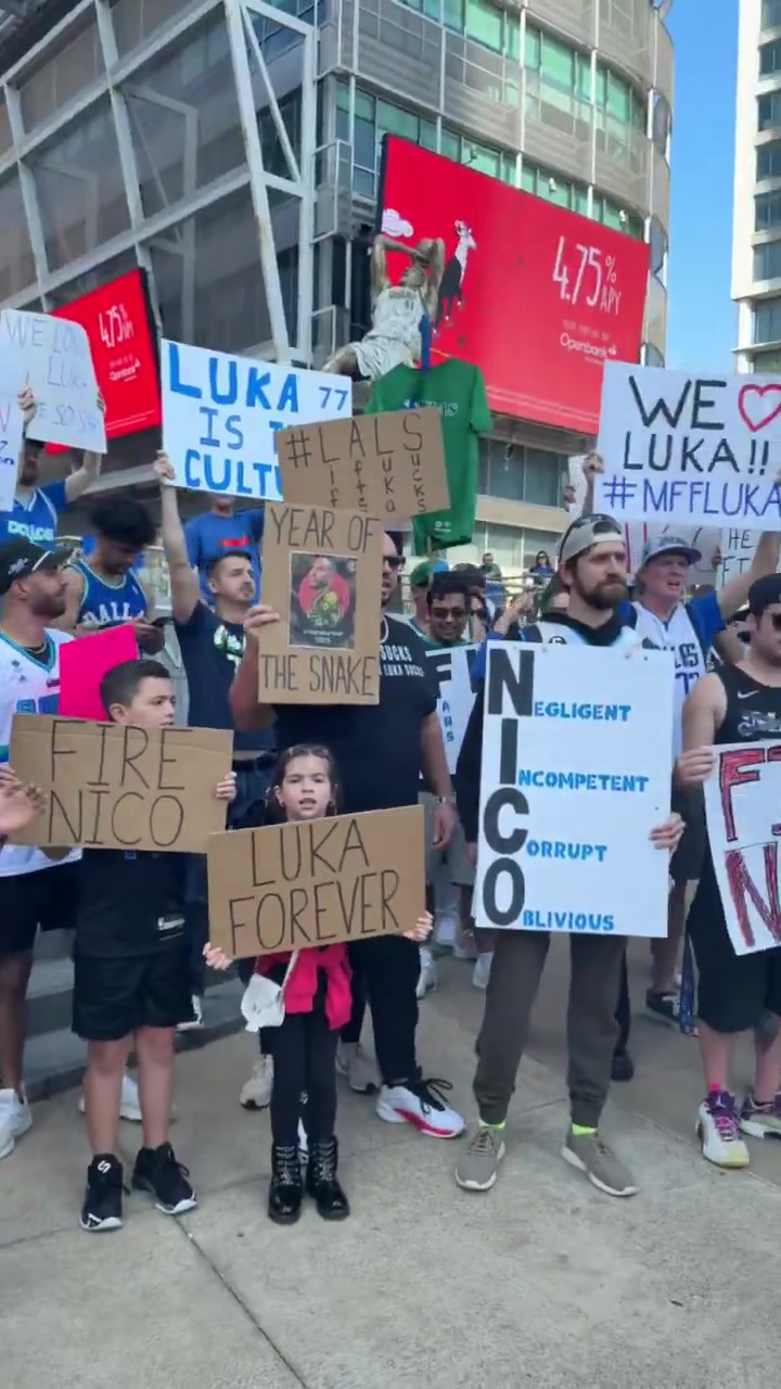 ?独行侠球迷齐声喊：忠诚！挂牌子：炒了哈里森！永远的卢卡！