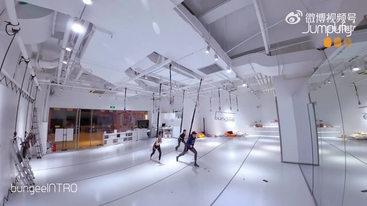 互动女主持人张小薇分享与小悠珊珊合照：体验一下室内蹦极~