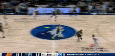 非常痛苦?爱德华兹飞身抢断杜兰特 空中撞在一起&面部被KD肘到