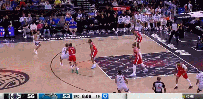 ?小卡扑防三分 故意收脚避免对手受伤 但身体收不住还是犯规了