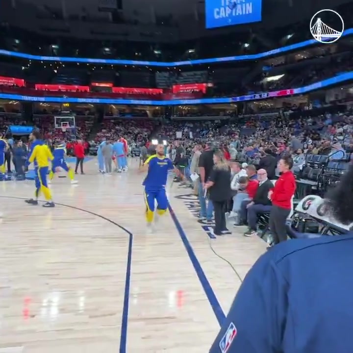 Chinese Kung Fu?库里赛前秀出凌空飞踢 体态轻盈状态佳