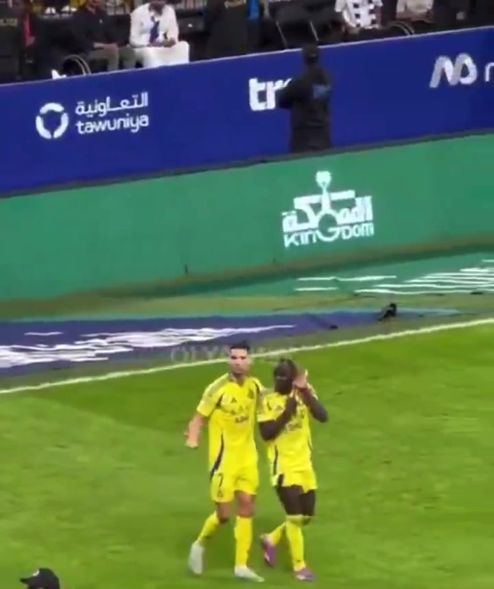 取联赛对新月首球+首胜！C罗庆祝时朝新月球迷做手掌下压动作