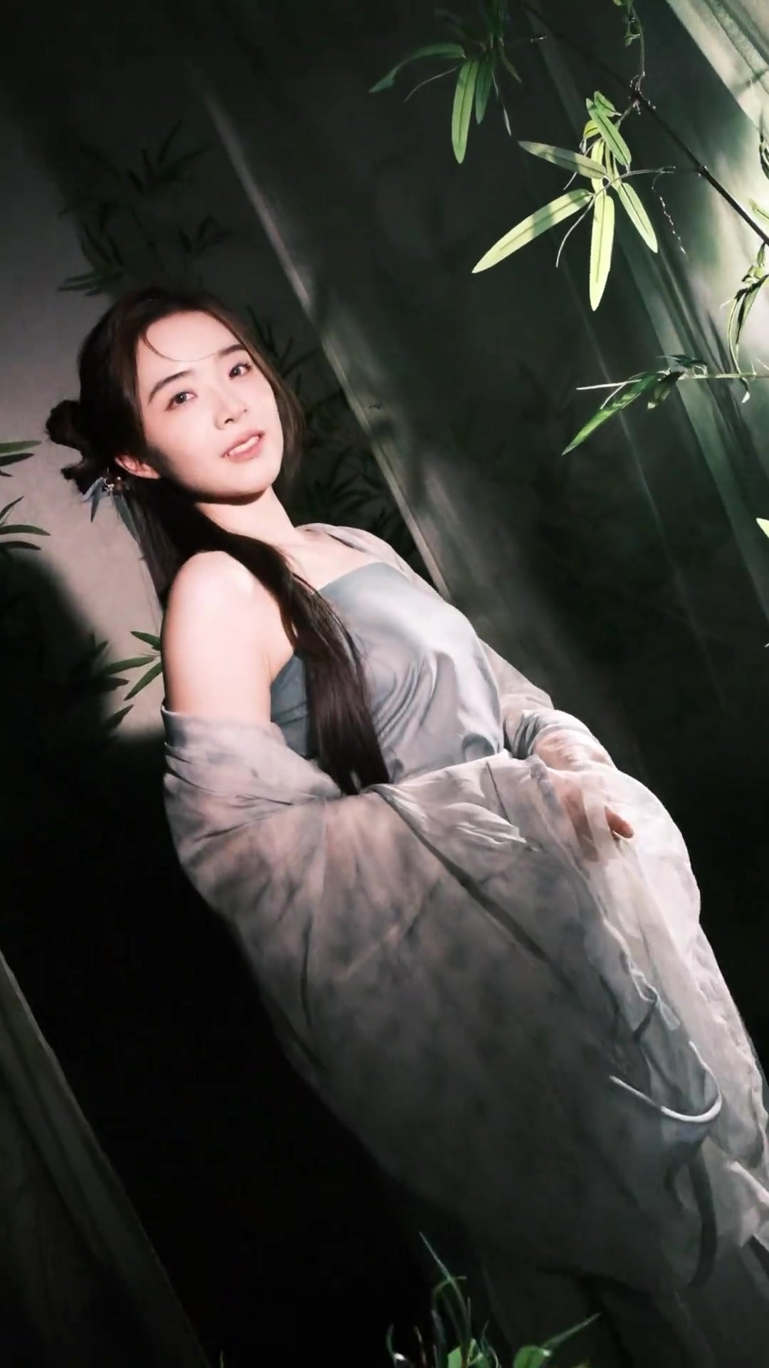 LPL主持余霜分享古风视频：青山崎岖，可否同行？